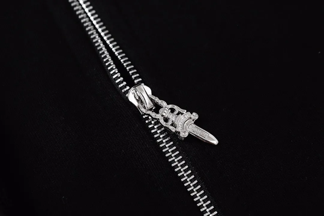 Q12—P230 -Chrome Hearts/Chrome Hearts printed zipper sweatshirt cardigan jacket -420 grams of high-density, high-quality wool, soft, delicate and skin-friendly, soft and silky to the touch, warm and skin-friendly -The hardware zipper accessories are all customized and full of details -Colour: black white -Size: S M L XL